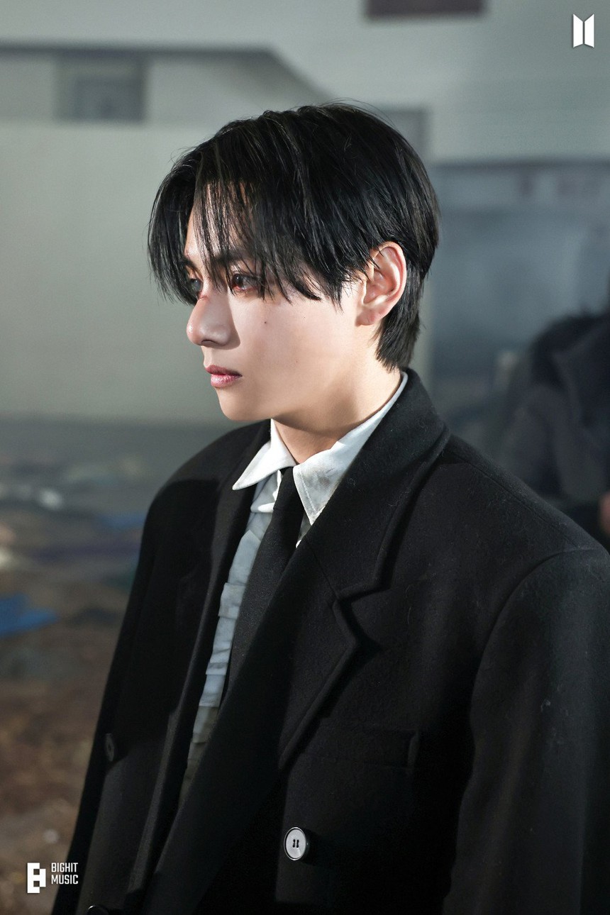 Ảnh hậu trường 'đón tim' fan của V BTS và IU trong MV 'Love Wins All' - Ảnh 21. Ảnh hậu trường 'đón tim' fan của V BTS và IU trong MV 'Love Wins All' - Ảnh 21.