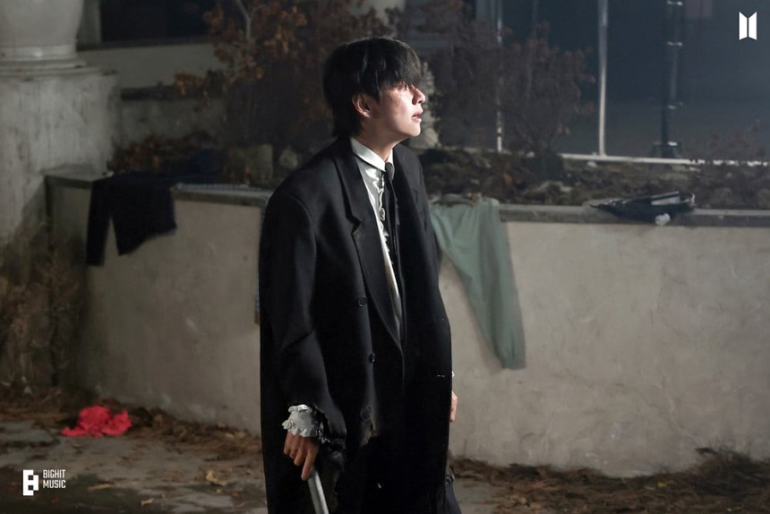 Ảnh hậu trường 'đón tim' fan của V BTS và IU trong MV 'Love Wins All' - Ảnh 22. Ảnh hậu trường 'đón tim' fan của V BTS và IU trong MV 'Love Wins All' - Ảnh 22.