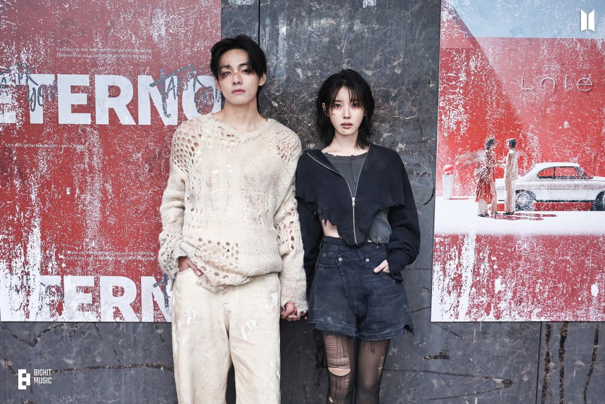 Ảnh hậu trường 'đón tim' fan của V BTS và IU trong MV 'Love Wins All' - Ảnh 23. Ảnh hậu trường 'đón tim' fan của V BTS và IU trong MV 'Love Wins All' - Ảnh 23.