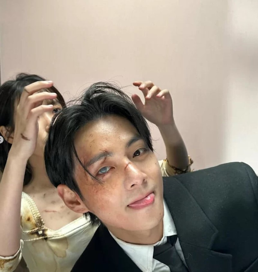 Ảnh hậu trường 'đón tim' fan của V BTS và IU trong MV 'Love Wins All' - Ảnh 26. Ảnh hậu trường 'đón tim' fan của V BTS và IU trong MV 'Love Wins All' - Ảnh 26.