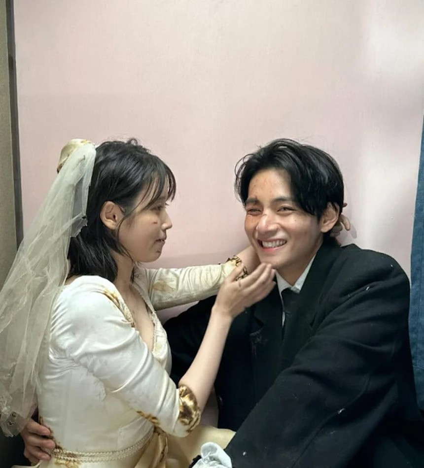 Ảnh hậu trường 'đón tim' fan của V BTS và IU trong MV 'Love Wins All' - Ảnh 27. Ảnh hậu trường 'đón tim' fan của V BTS và IU trong MV 'Love Wins All' - Ảnh 27.