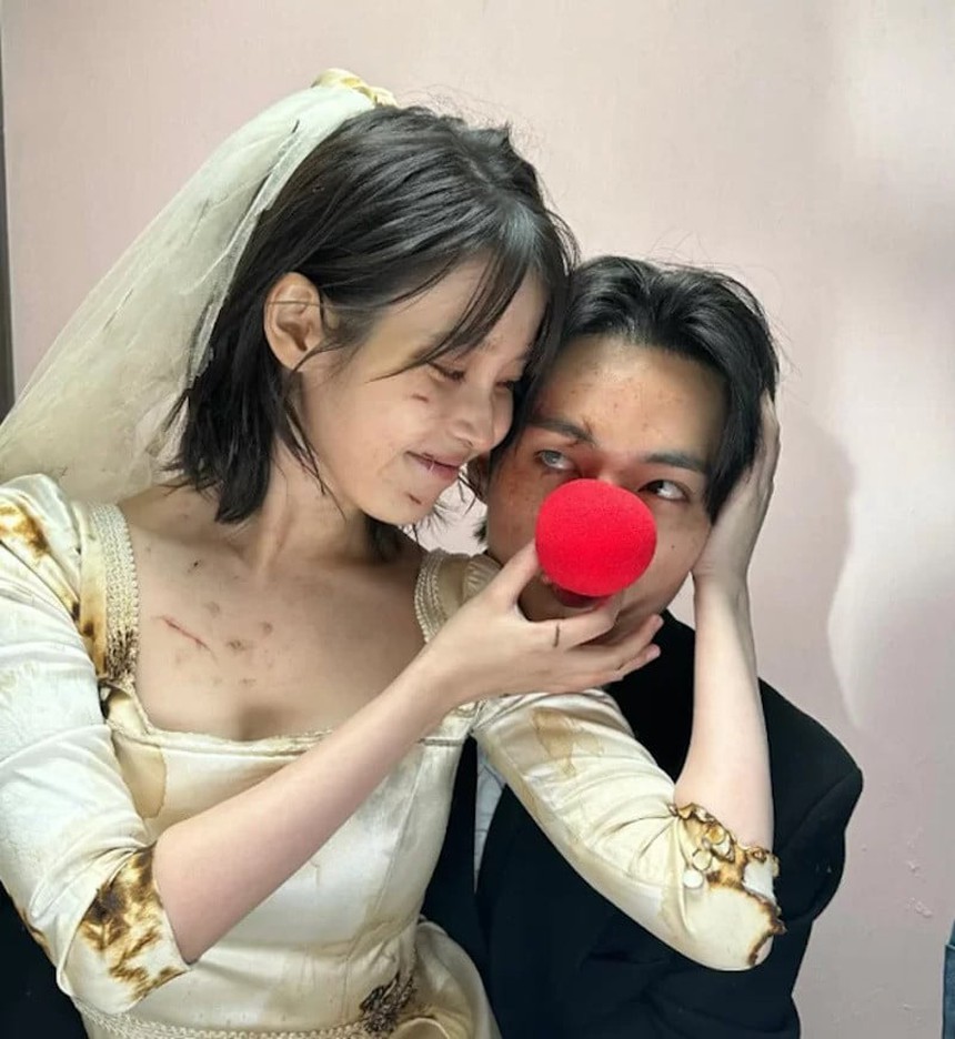 Ảnh hậu trường 'đón tim' fan của V BTS và IU trong MV 'Love Wins All' - Ảnh 28. Ảnh hậu trường 'đón tim' fan của V BTS và IU trong MV 'Love Wins All' - Ảnh 28.