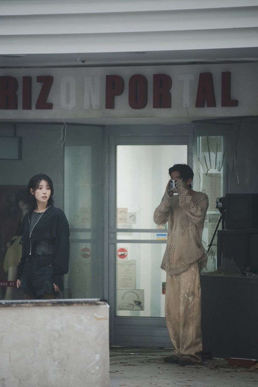 Ảnh hậu trường 'đón tim' fan của V BTS và IU trong MV 'Love Wins All' - Ảnh 3. Ảnh hậu trường 'đón tim' fan của V BTS và IU trong MV 'Love Wins All' - Ảnh 3.