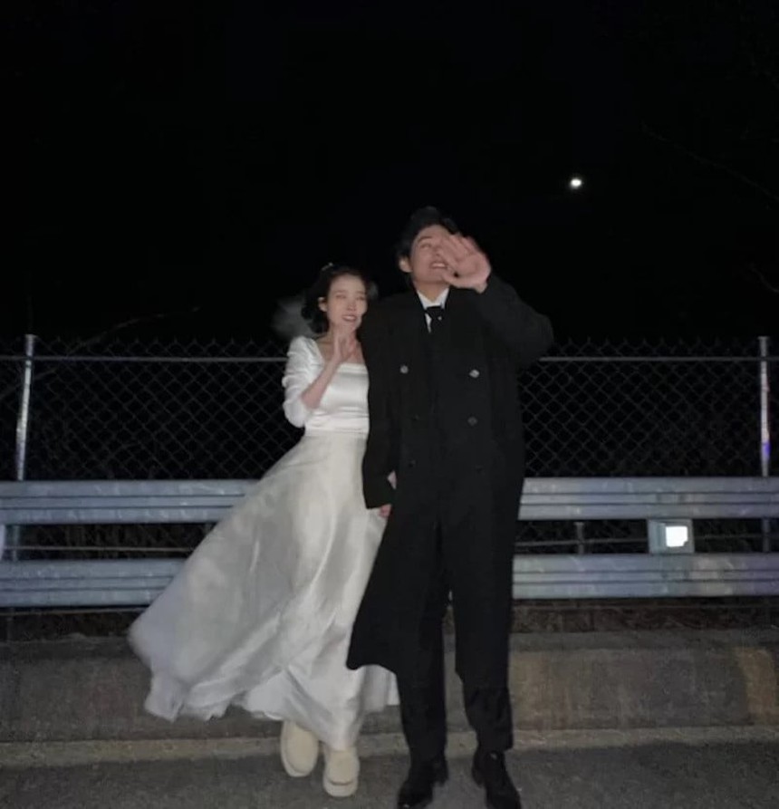 Ảnh hậu trường 'đón tim' fan của V BTS và IU trong MV 'Love Wins All' - Ảnh 30. Ảnh hậu trường 'đón tim' fan của V BTS và IU trong MV 'Love Wins All' - Ảnh 30.