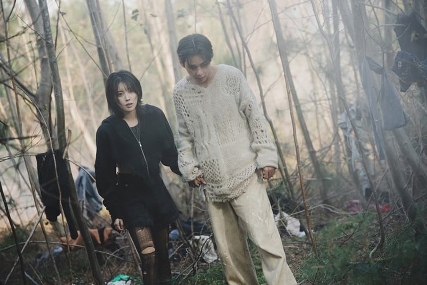 Ảnh hậu trường 'đón tim' fan của V BTS và IU trong MV 'Love Wins All' - Ảnh 5. Ảnh hậu trường 'đón tim' fan của V BTS và IU trong MV 'Love Wins All' - Ảnh 5.