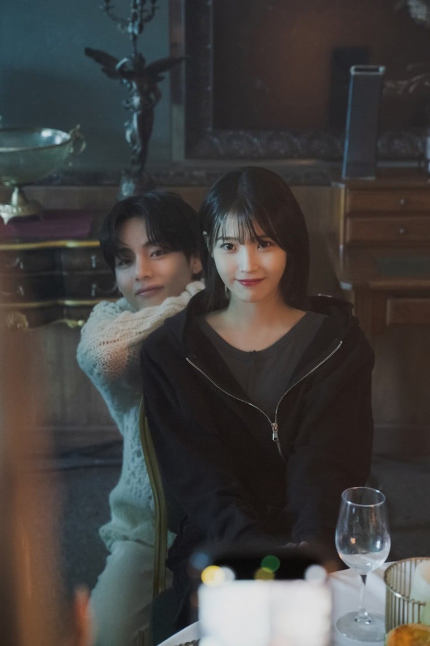 Ảnh hậu trường 'đón tim' fan của V BTS và IU trong MV 'Love Wins All' - Ảnh 6. Ảnh hậu trường 'đón tim' fan của V BTS và IU trong MV 'Love Wins All' - Ảnh 6.