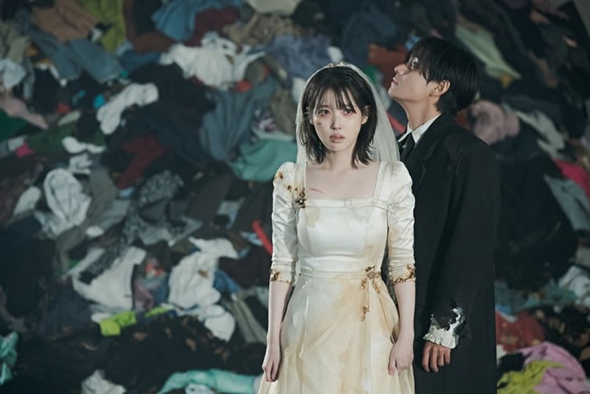 Ảnh hậu trường 'đón tim' fan của V BTS và IU trong MV 'Love Wins All' - Ảnh 8. Ảnh hậu trường 'đón tim' fan của V BTS và IU trong MV 'Love Wins All' - Ảnh 8.