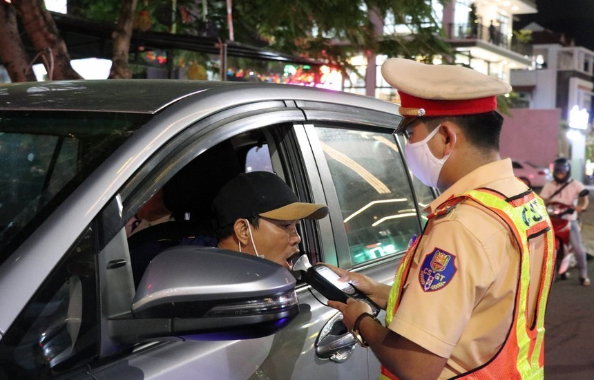 Cần tăng nặng mức xử phạt vi phạm nồng độ cồn khi điều khiển phương tiện - Ảnh 1.