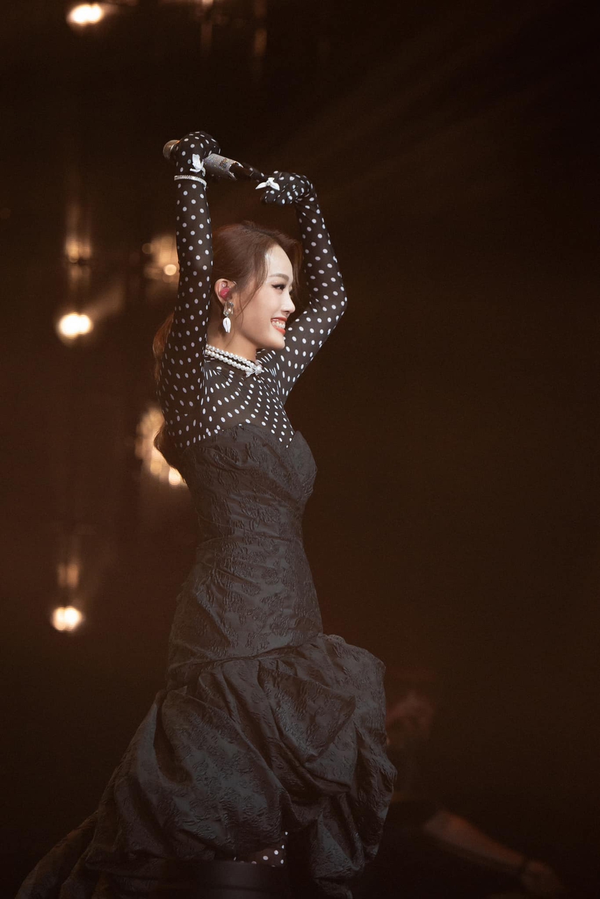 Diva châu Á Dung Tổ Nhi đẹp cuốn hút trong thiết kế của Đỗ Mạnh Cường - Ảnh 2. Diva châu Á Dung Tổ Nhi đẹp cuốn hút trong thiết kế của Đỗ Mạnh Cường - Ảnh 2.