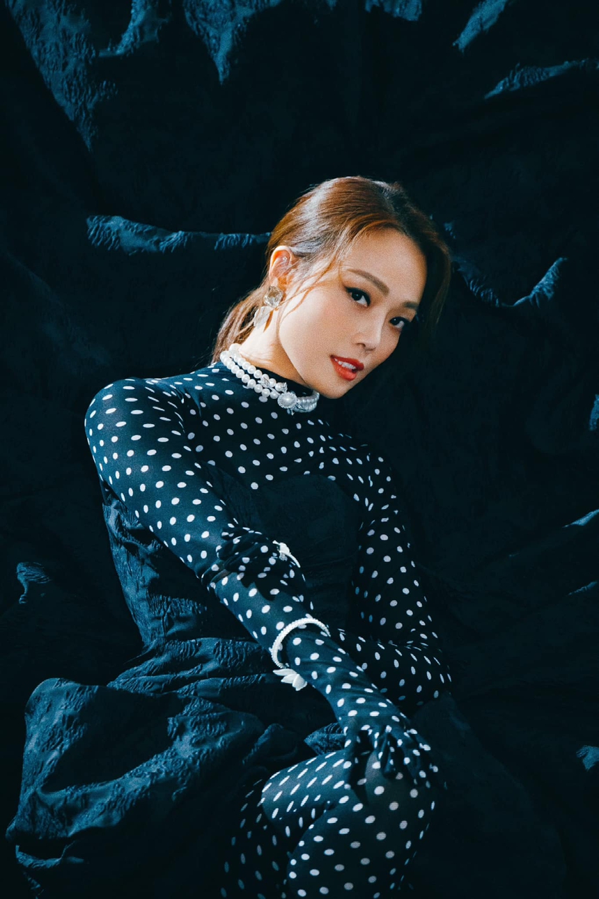 Diva châu Á Dung Tổ Nhi đẹp cuốn hút trong thiết kế của Đỗ Mạnh Cường - Ảnh 3. Diva châu Á Dung Tổ Nhi đẹp cuốn hút trong thiết kế của Đỗ Mạnh Cường - Ảnh 3.