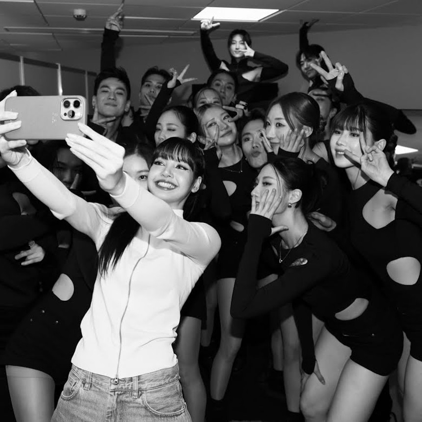 Lisa Blackpink vô tình lộ chuyện hẹn hò vì dùng 'đồ đôi' - Ảnh 1.