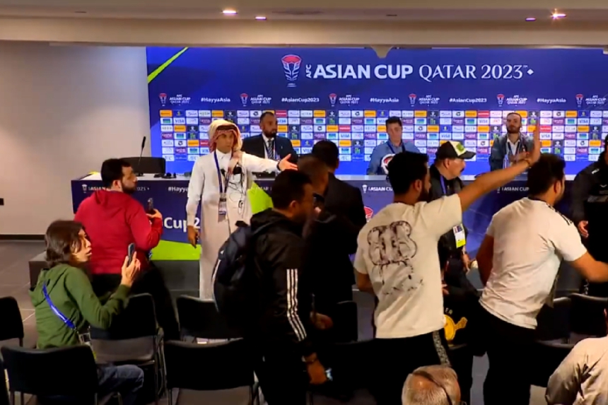 Những chi tiết bất ngờ được hé lộ về vụ HLV Iraq bị phóng viên nhà tấn công sau khi ĐT bị loại - Ảnh 2.