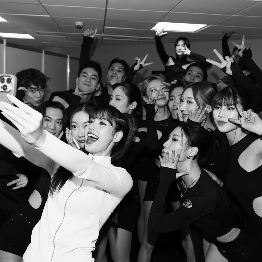 Lisa Blackpink vô tình lộ chuyện hẹn hò vì dùng 'đồ đôi' - Ảnh 2.