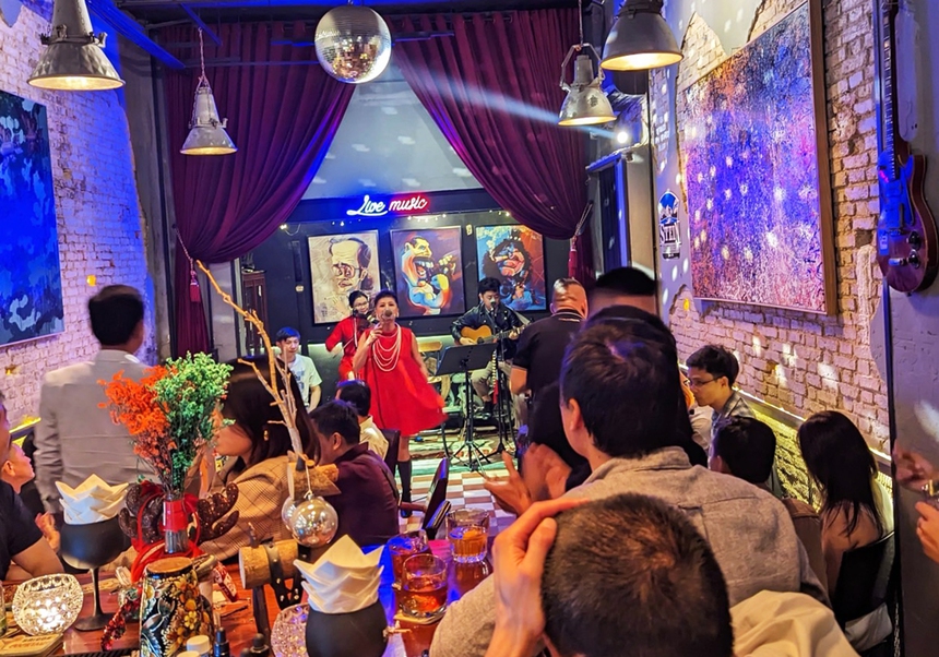 Từ phòng trà ca nhạc đến quán cà phê nhỏ - Ảnh 4.