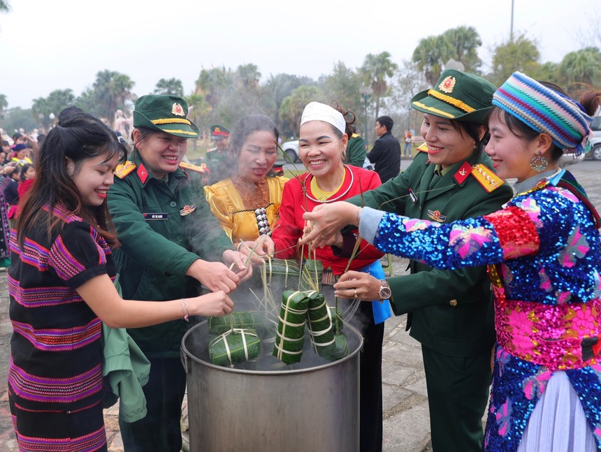 Chương trình 'Bánh chưng xanh - Tết vì người nghèo' tại Hà Nội - Ảnh 2. Chương trình 'Bánh chưng xanh - Tết vì người nghèo' tại Hà Nội - Ảnh 2.