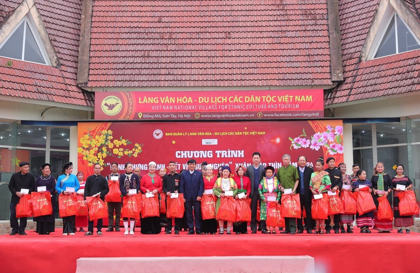 Chương trình 'Bánh chưng xanh - Tết vì người nghèo' tại Hà Nội - Ảnh 4. Chương trình 'Bánh chưng xanh - Tết vì người nghèo' tại Hà Nội - Ảnh 4.