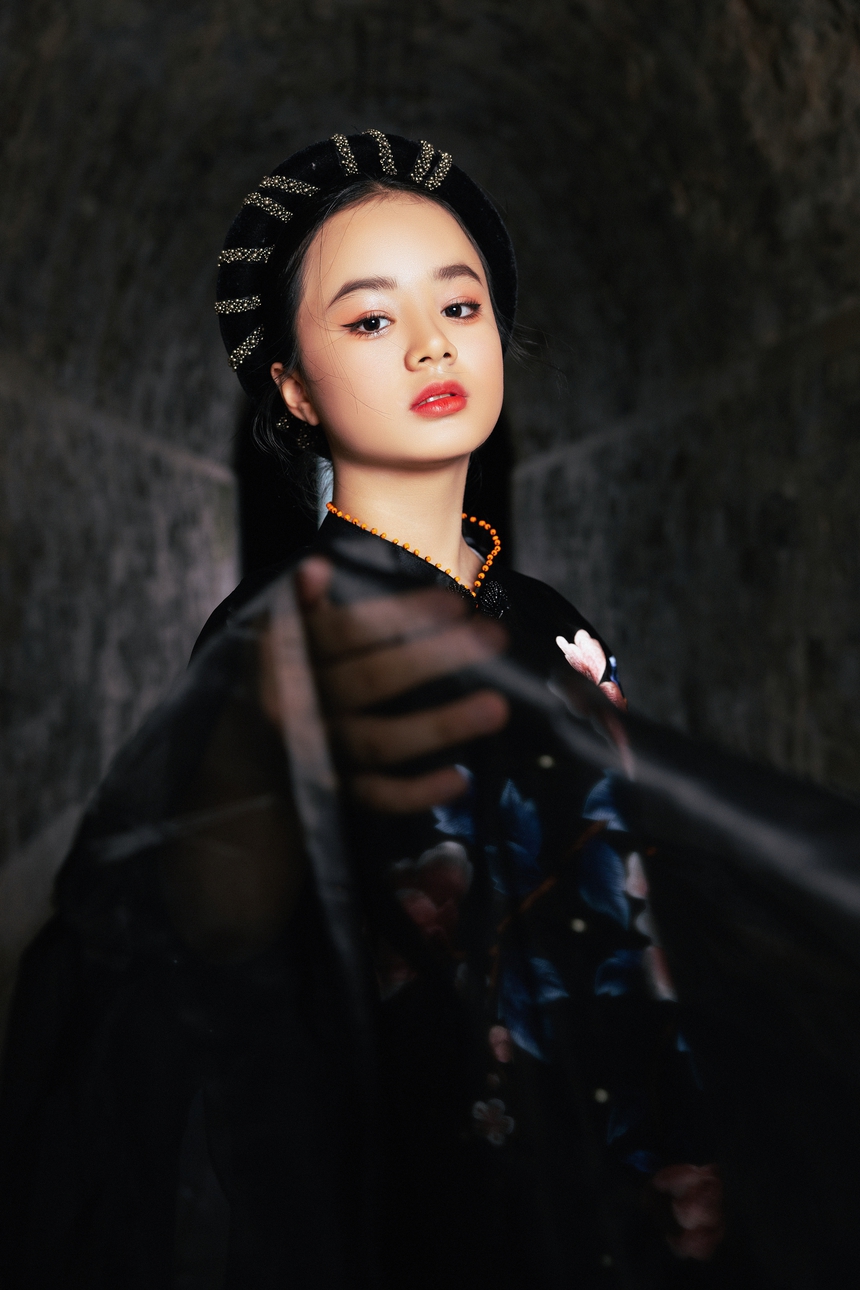 NTK Vũ Việt Hà mang thổ cẩm Sapa lên áo dài thập niên 1930 - Ảnh 4.