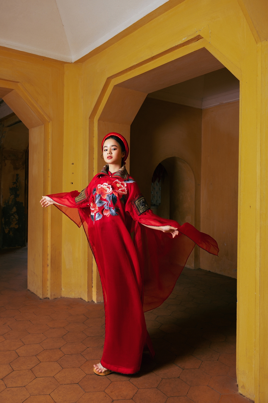 NTK Vũ Việt Hà mang thổ cẩm Sapa lên áo dài thập niên 1930 - Ảnh 7.