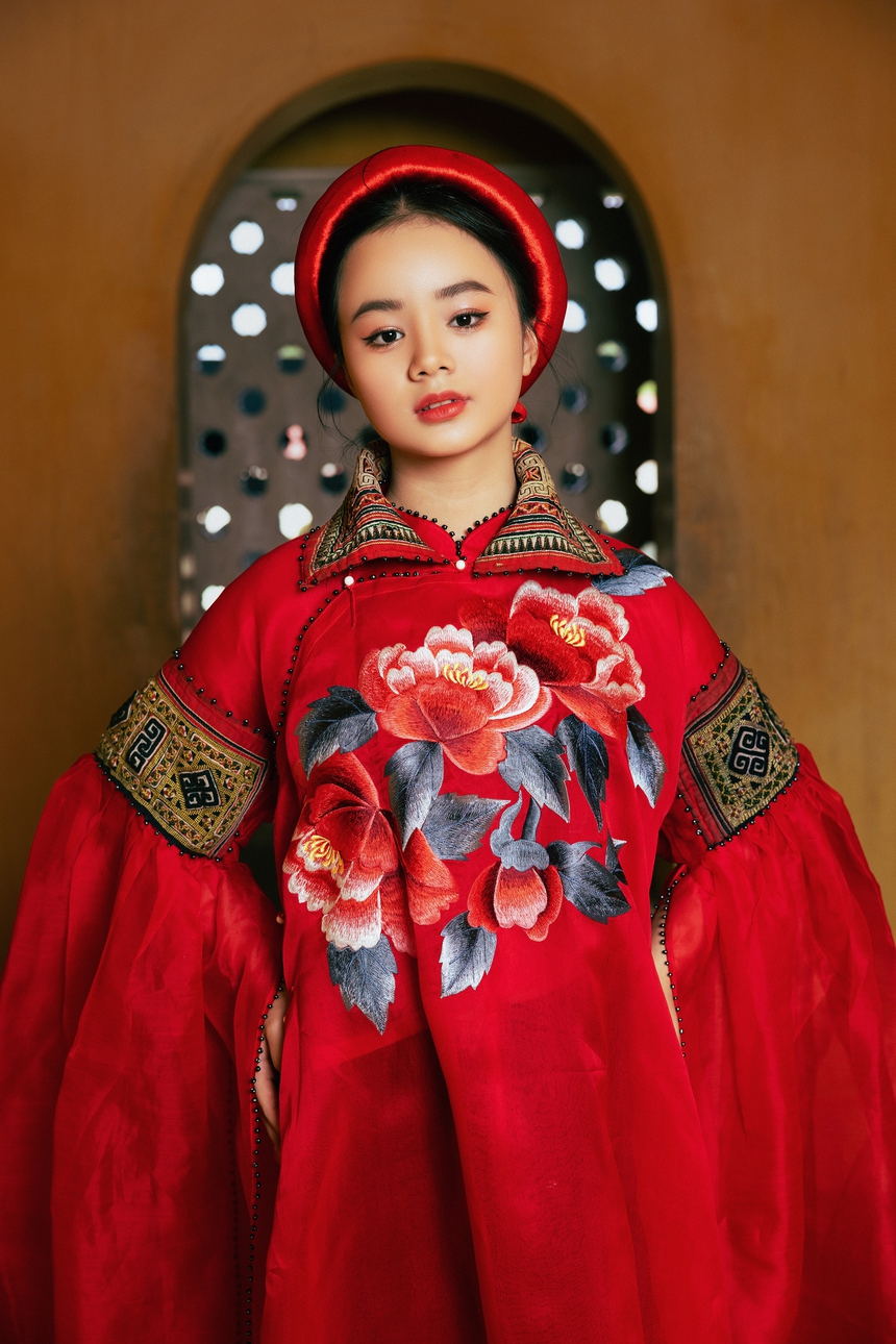 NTK Vũ Việt Hà mang thổ cẩm Sapa lên áo dài thập niên 1930 - Ảnh 9.