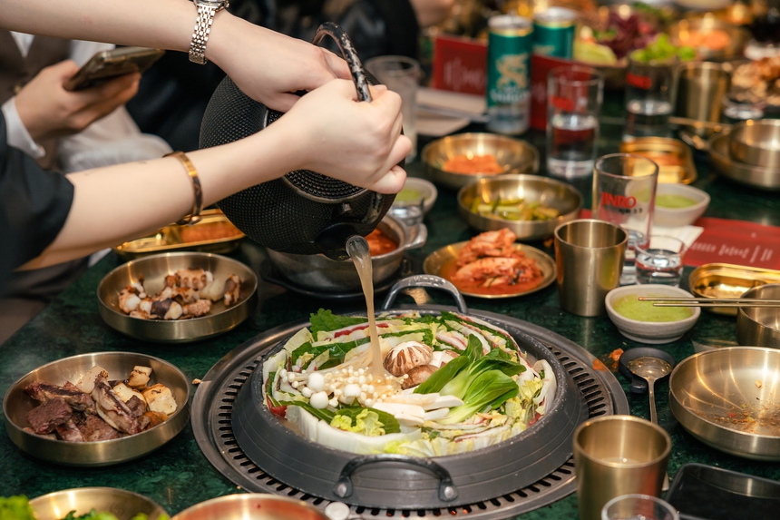 Ẩm thực Hàn Quốc "xịn" ngay tại Hà Nội với đầu bếp 5* - Ảnh 2.