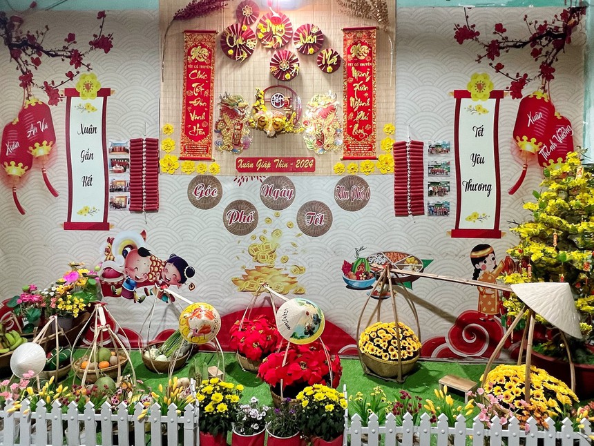 Không khí Tết 2024 tại các con hẻm, khu phố ở Thành phố Hồ Chí Minh - Ảnh 2.