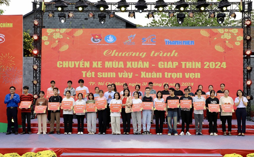 Đưa hơn 2.000 sinh viên, người lao động khó khăn về quê đón Tết - Ảnh 2.