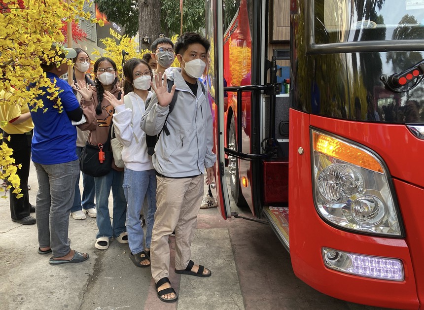 Đưa hơn 2.000 sinh viên, người lao động khó khăn về quê đón Tết - Ảnh 3.