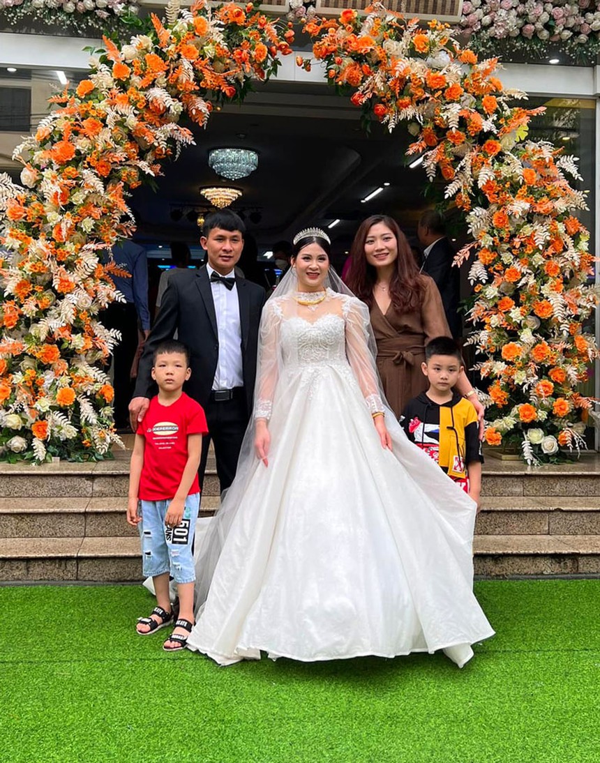 Âu Hồng Nhung bí mật làm đám cưới hồi tháng 5/2022 với bạn trai tên là Lê Tiến Âu Hồng Nhung bí mật làm đám cưới hồi tháng 5/2022 với bạn trai tên là Lê Tiến