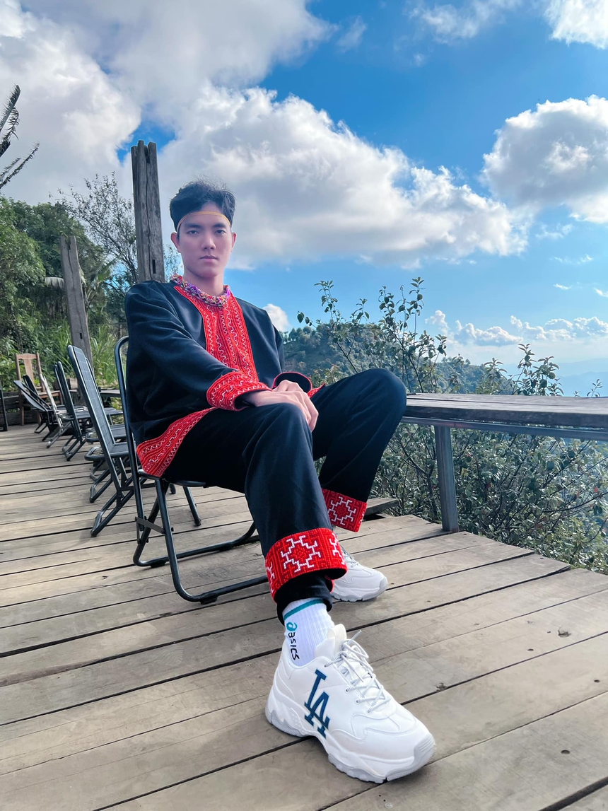 Bích Tuyền lại gây tranh cãi khi sắm vai thanh niên dân tộc vùng cao đón năm mới - Ảnh 2. Bích Tuyền lại gây tranh cãi khi sắm vai thanh niên dân tộc vùng cao đón năm mới - Ảnh 2.