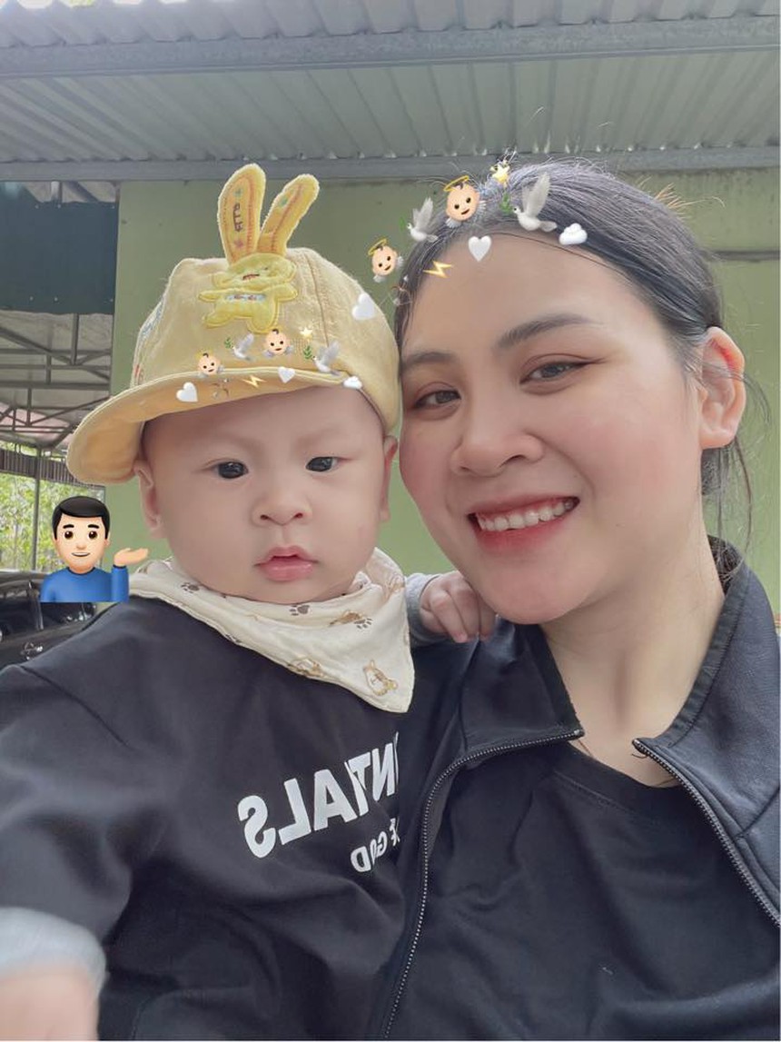 Âu Hồng Nhung và con trai. Hoa khôi người Lạng Sơn sinh con trai hồi tháng 1/2023, trước thềm tết Quý Mão. Hiện con trai Âu Hồng Nhung đã được 1 tuổi Âu Hồng Nhung và con trai. Hoa khôi người Lạng Sơn sinh con trai hồi tháng 1/2023, trước thềm tết Quý Mão. Hiện con trai Âu Hồng Nhung đã được 1 tuổi