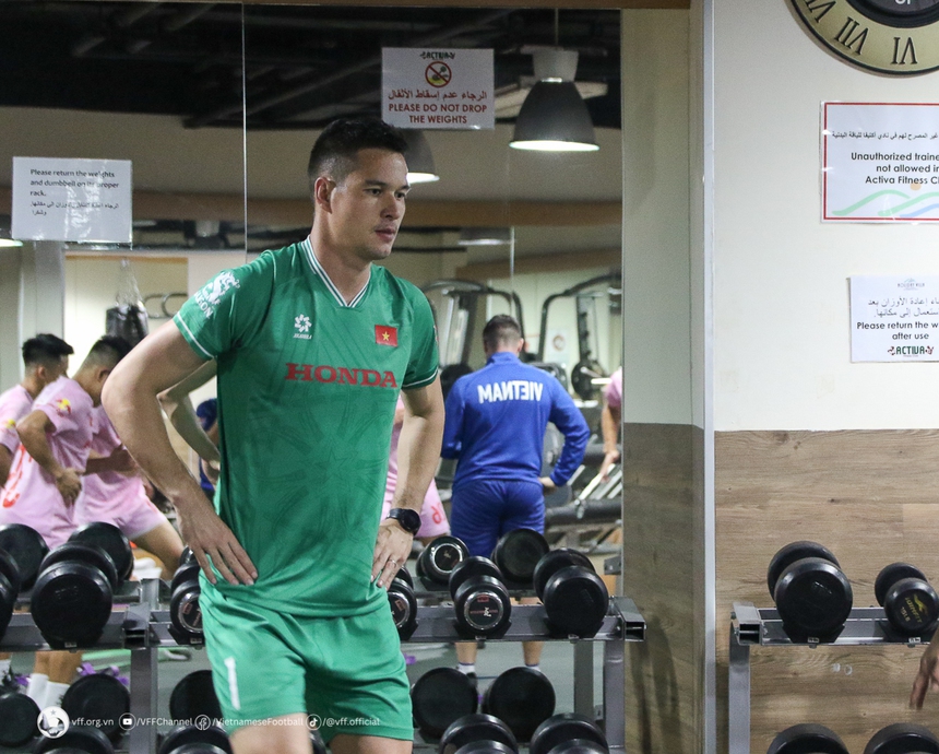 Thầy trò HLV Troussier phấn khích vì được đón tiếp nồng nhiệt, tập GYM sau khi đến Qatar - Ảnh 3. Thầy trò HLV Troussier phấn khích vì được đón tiếp nồng nhiệt, tập GYM sau khi đến Qatar - Ảnh 3.