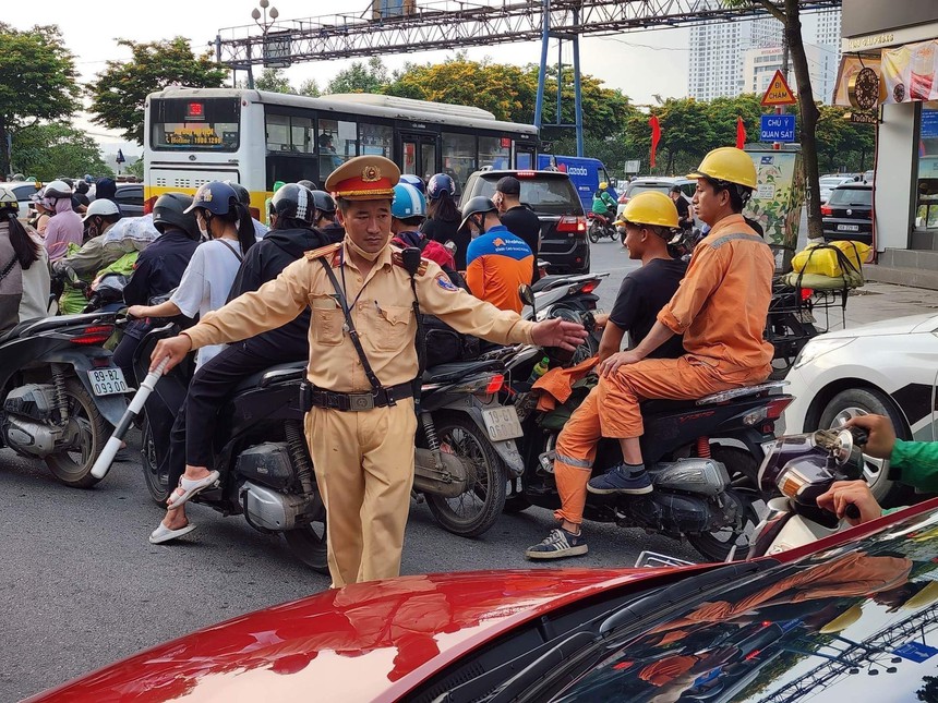 Năm 2024, Hà Nội sẽ giải quyết từ 8-10 điểm đen ùn tắc giao thông - Ảnh 1.