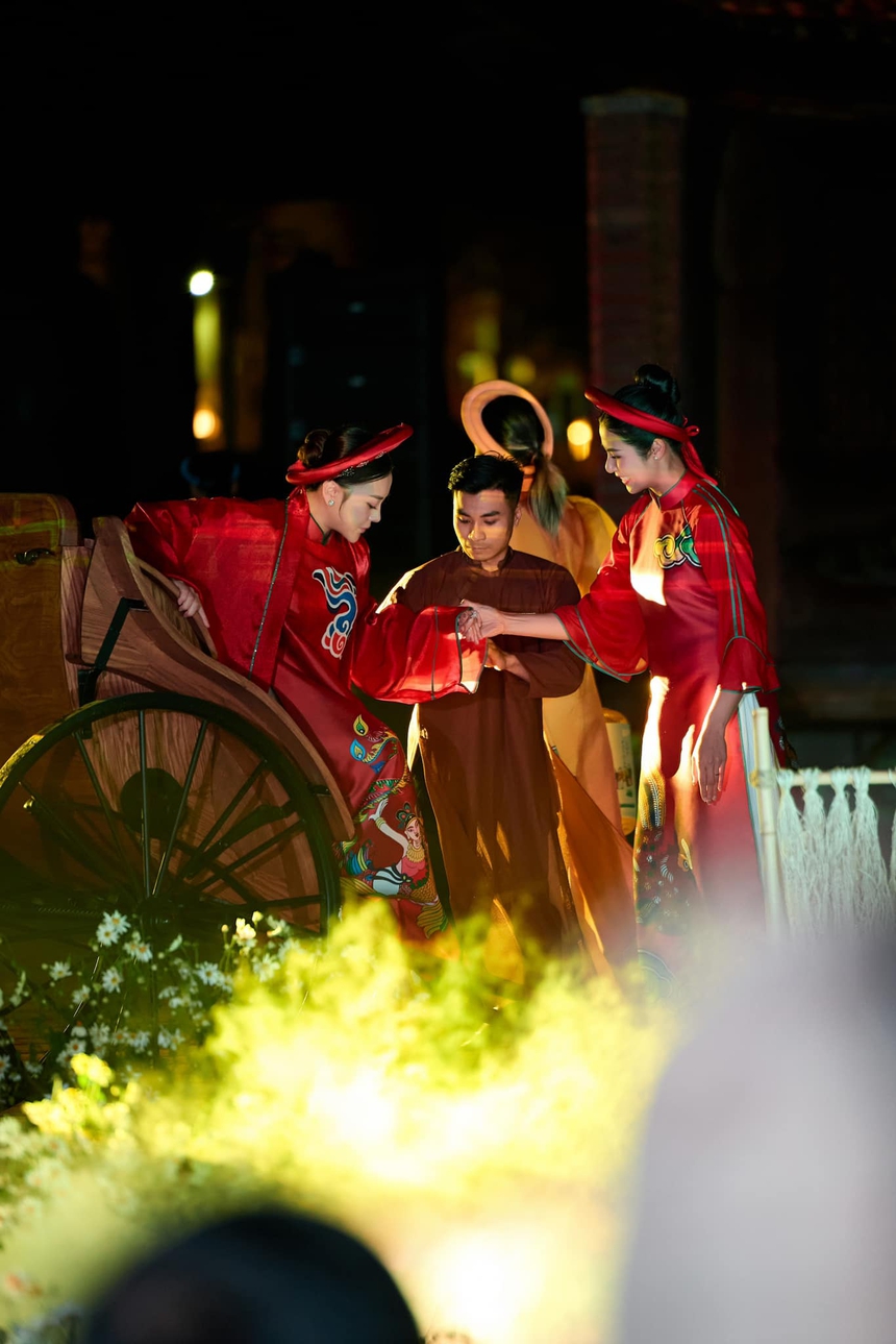 Phương Oanh bế bụng bầu sinh đôi đi diễn thời trang - Ảnh 3.