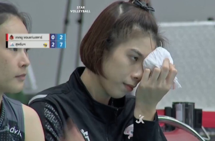 Hot girl bóng chuyền Việt Nam gặp sự cố phải rời sân khi thi đấu ở Thái Lan, CĐV xót xa gửi lời động viên - Ảnh 2.