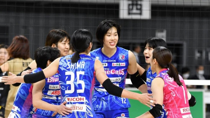 Rút Thanh Thúy 1m93 để sử dụng chủ công cao 1m64, HLV PFU BlueCats nhận mưa 'gạch đá' - Ảnh 2.