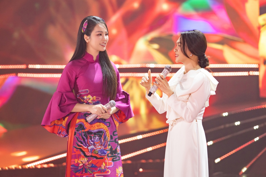 Á hậu Thuỵ Vân xúc động về câu nói của Mỹ Tâm ở hậu trường "Hoa Xuân ca 2024" - Ảnh 2. Á hậu Thuỵ Vân xúc động về câu nói của Mỹ Tâm ở hậu trường "Hoa Xuân ca 2024" - Ảnh 2.