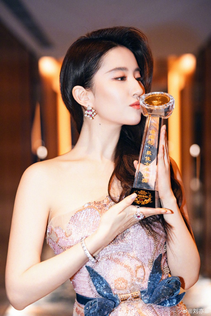 Lưu Diệc Phi gây sốc với ngoại hình tăng cân đến khó tin - Ảnh 2. Lưu Diệc Phi gây sốc với ngoại hình tăng cân đến khó tin - Ảnh 2.