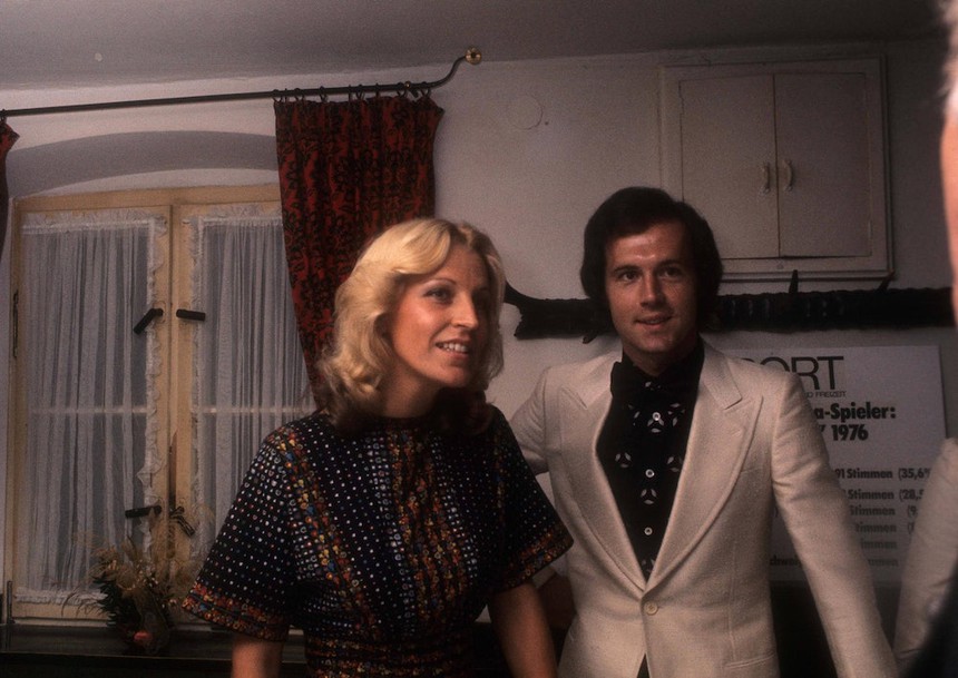 Ba cuộc hôn nhân với ba cô thư ký và điều Franz Beckenbauer hối tiếc nhất cuộc đời - Ảnh 2.