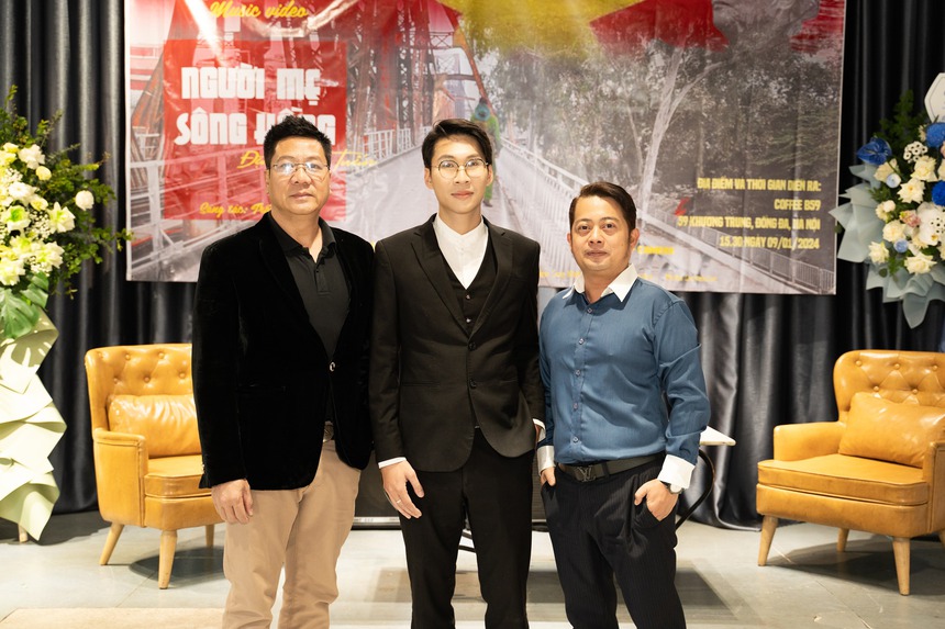 Ca sĩ Đặng Anh Tuấn ra mắt MV "Người mẹ Sông Hồng" - Ảnh 1. Ca sĩ Đặng Anh Tuấn ra mắt MV "Người mẹ Sông Hồng" - Ảnh 1.