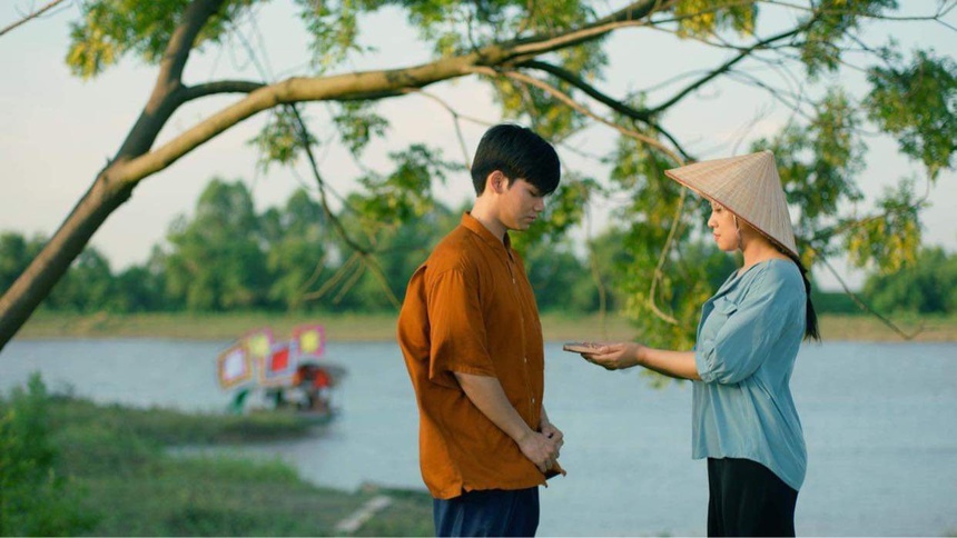 MV 'Người con của dòng sông': Một Bích Hồng đậm đà 'chất' châu thổ sông Hồng - Ảnh 1. MV 'Người con của dòng sông': Một Bích Hồng đậm đà 'chất' châu thổ sông Hồng - Ảnh 1.