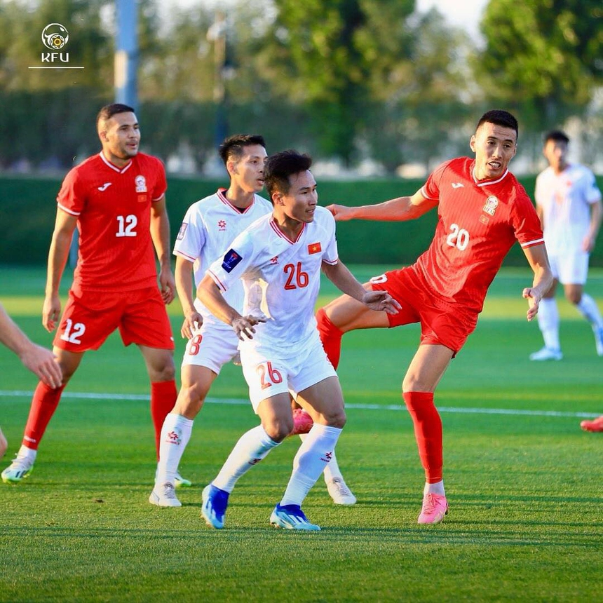 Kết quả bóng đá Việt Nam vs Kyrgyzstan: Thày trò HLV Troussier thua trận giao hữu trước thềm Asian Cup 2023 - Ảnh 3. Kết quả bóng đá Việt Nam vs Kyrgyzstan: Thày trò HLV Troussier thua trận giao hữu trước thềm Asian Cup 2023 - Ảnh 3.