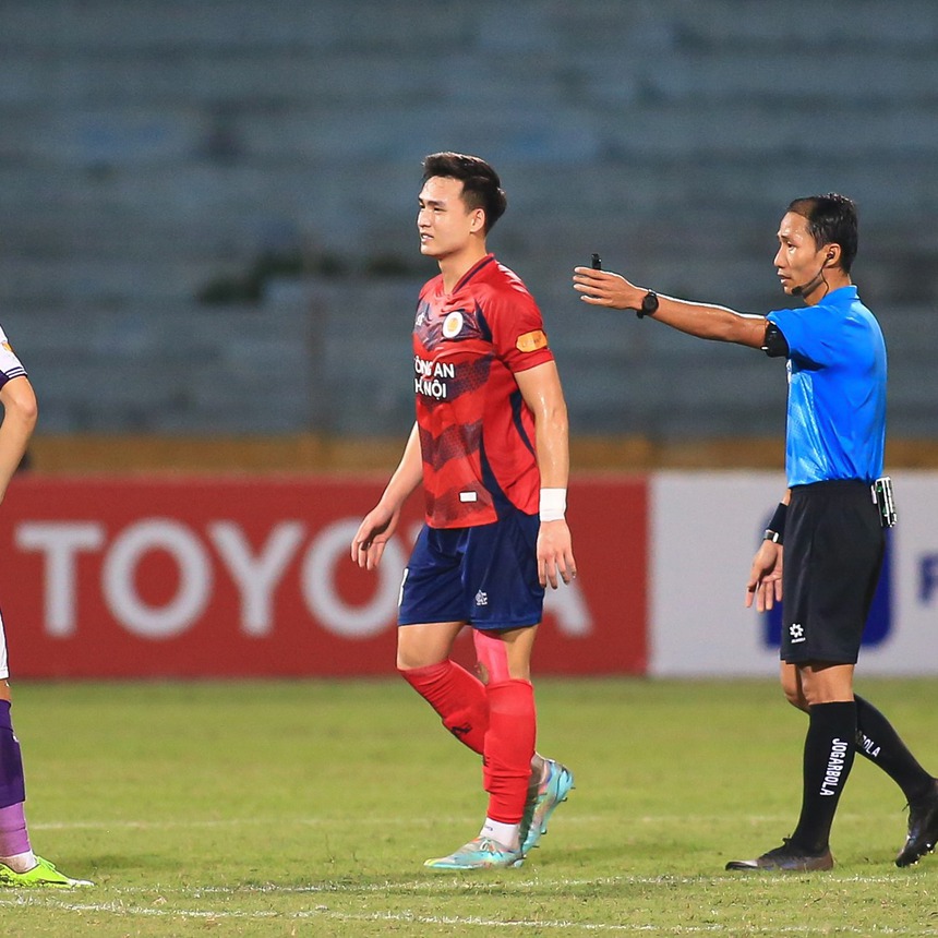 Trung vệ có phong độ cao nhất đã trở lại, HLV Kim Sang Sik có thêm lựa chọn vững chắc cho hàng thủ ĐT Việt Nam - Ảnh 1. Trung vệ có phong độ cao nhất đã trở lại, HLV Kim Sang Sik có thêm lựa chọn vững chắc cho hàng thủ ĐT Việt Nam - Ảnh 1.