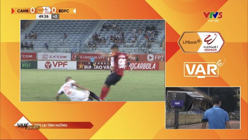CLB CAHN thoát thẻ đỏ sau khi VAR vào cuộc, HLV Polking vội thay người vì điều này - Ảnh 1. CLB CAHN thoát thẻ đỏ sau khi VAR vào cuộc, HLV Polking vội thay người vì điều này - Ảnh 1.