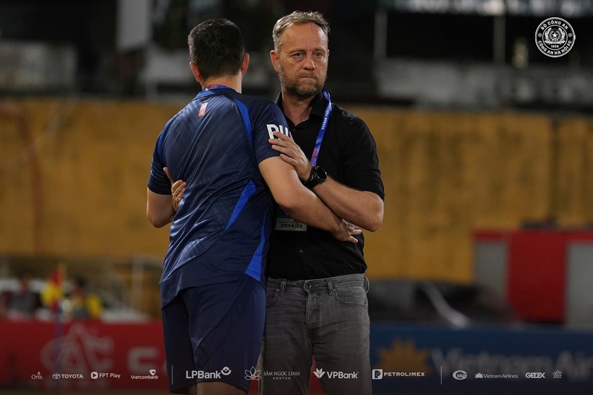 CLB CAHN thoát thẻ đỏ sau khi VAR vào cuộc, HLV Polking vội thay người vì điều này - Ảnh 2. CLB CAHN thoát thẻ đỏ sau khi VAR vào cuộc, HLV Polking vội thay người vì điều này - Ảnh 2.