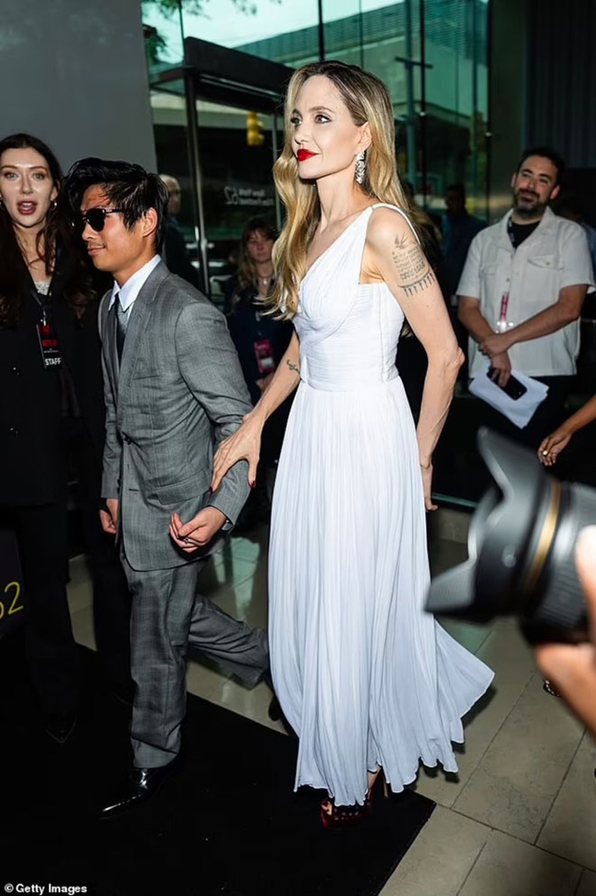 Angelina Jolie thướt tha bên các con nuôi tại buổi ra mắt "Maria" trong LHP New York - Ảnh 11.