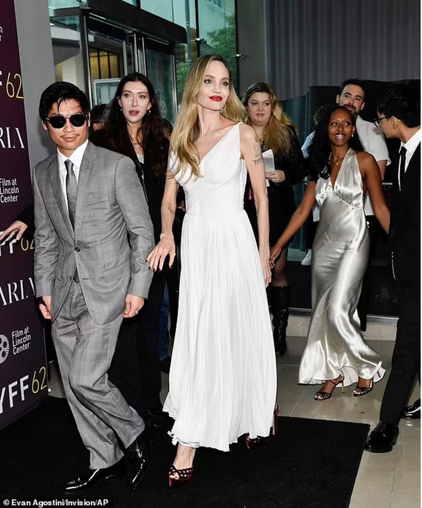 Angelina Jolie thướt tha bên các con nuôi tại buổi ra mắt "Maria" trong LHP New York - Ảnh 10.