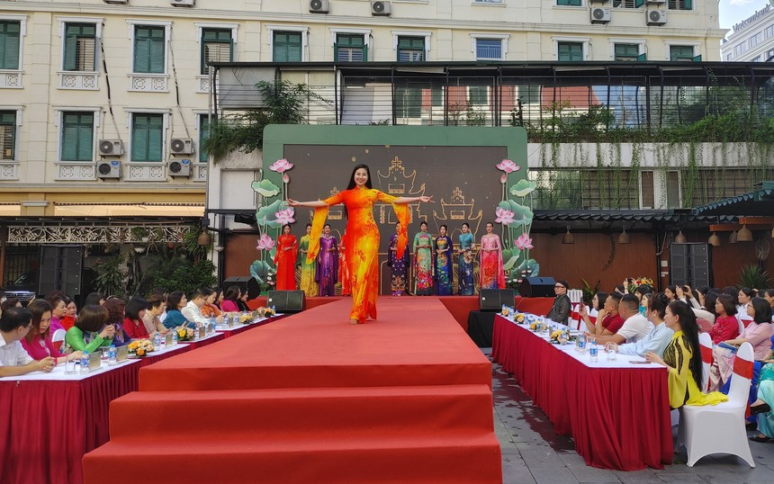 70 năm giải phóng Thủ đô: Vận động phụ nữ Hà Nội mặc áo dài vào thứ Hai, thứ Sáu hằng tuần - Ảnh 1. 70 năm giải phóng Thủ đô: Vận động phụ nữ Hà Nội mặc áo dài vào thứ Hai, thứ Sáu hằng tuần - Ảnh 1.