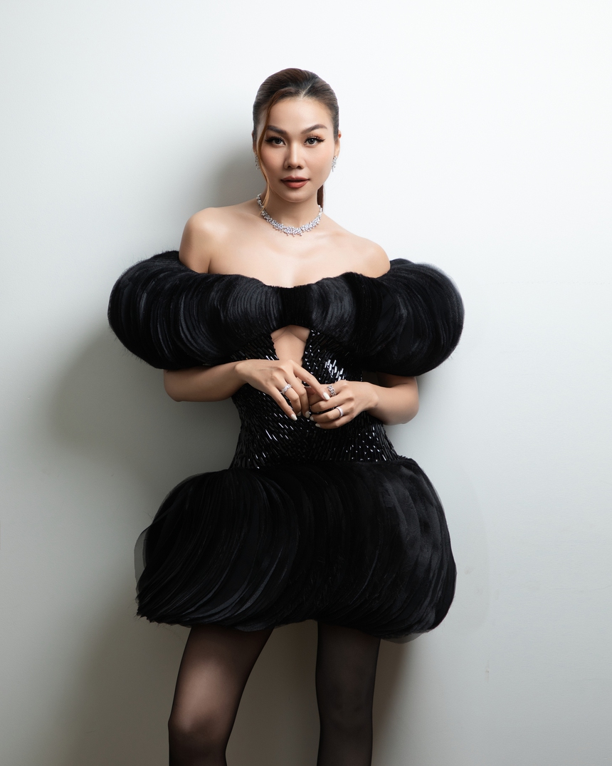 Thanh Hằng thay 3 bộ trang phục khi làm giám khảo show thời trang - Ảnh 1.