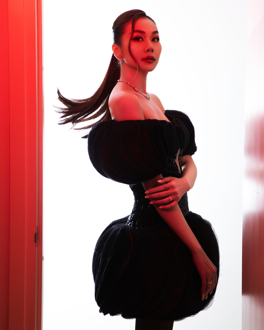 Thanh Hằng thay 3 bộ trang phục khi làm giám khảo show thời trang - Ảnh 2.