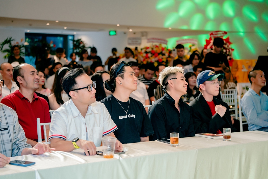 Dàn anh trai chúc mừng Hồng Sơn ra mắt tự truyện về sự nghiệp - Ảnh 3. Dàn anh trai chúc mừng Hồng Sơn ra mắt tự truyện về sự nghiệp - Ảnh 3.